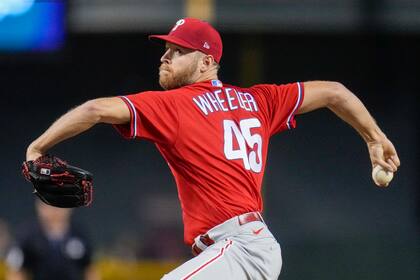 Zach Wheeler, abridor de los Filis de Filadelfia, hace un lanzamiento en el quinto juego de la Serie de Campeonato de la Liga Nacional ante los Diamondbacks de Arizona, el sábado 21 de octubre de 2023 (AP Foto/Ross D. Franklin)