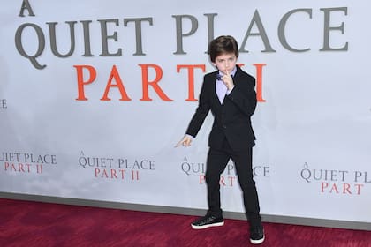 Zachary Golinger, el más pequeño del elenco, posó con el símbolo de silencio y cautivó a todos