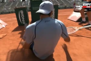 El tenista que fue a salvar una pelota y estuvo a punto de darse un fuerte golpe en Roland Garros