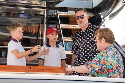 Zachary y Elijah (de gorra roja) pasean junto a sus padres a bordo
del Hércules II por el Mediterráneo.