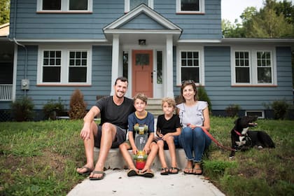 Zack Sterz y Zoe Salzman, con sus dos hijos y su perro, afuera de su nueva casa en Maplewood, Nueva Jersey