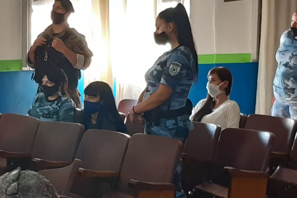 Zahira Ludmila Bustamante (adelante, entre dos guardias) y Leticia Tortosa (detrás), novia y abogada de Leandro Arana, el preso al que una banda quiso rescatar de una comisaría de La Matanza con un asalto comando