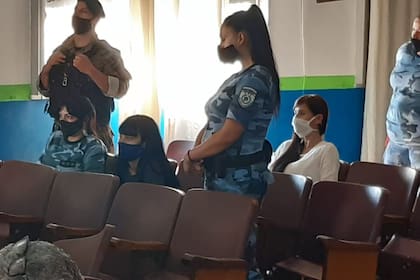 Zahira Ludmila Bustamante (adelante, entre dos guardias) y Leticia Tortosa (detrás), novia y abogada de Leandro Arana, el preso al que una banda quiso rescatar de una comisaría de La Matanza con un asalto comando