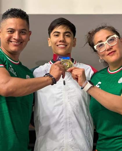 Zaid Pérez y sus padres celebran la medalla de oro