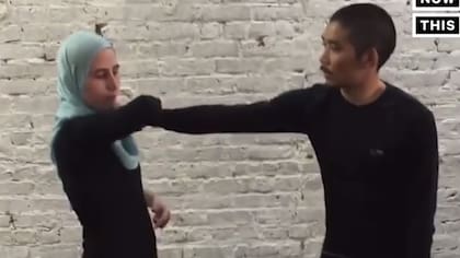 Zaineb Abdulla da instrucciones en sus videos