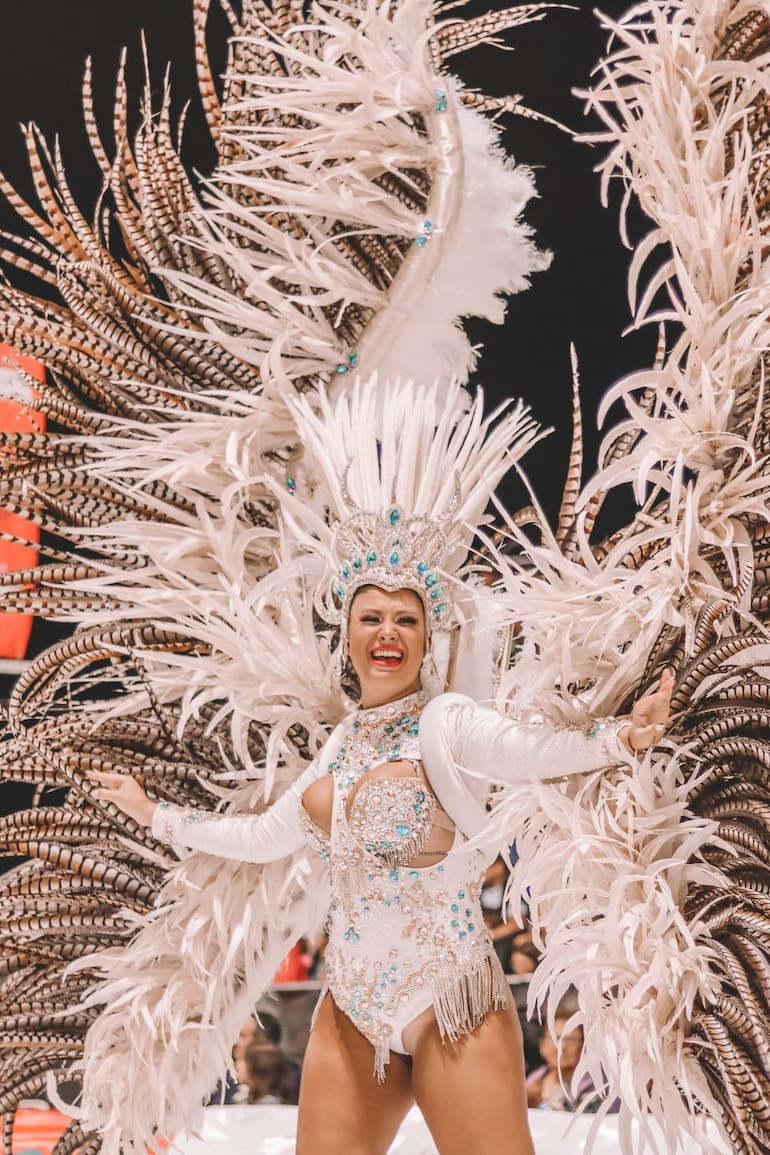 Zaira Contavalle es embajadora de la comparsa Bella Samba, fundada por su padre. “Desde la panza estoy en el carnaval”, cuenta con orgullo.