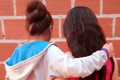 Zaira (izquierda) junto a su mamá, Daniela, en su casa de Misiones.