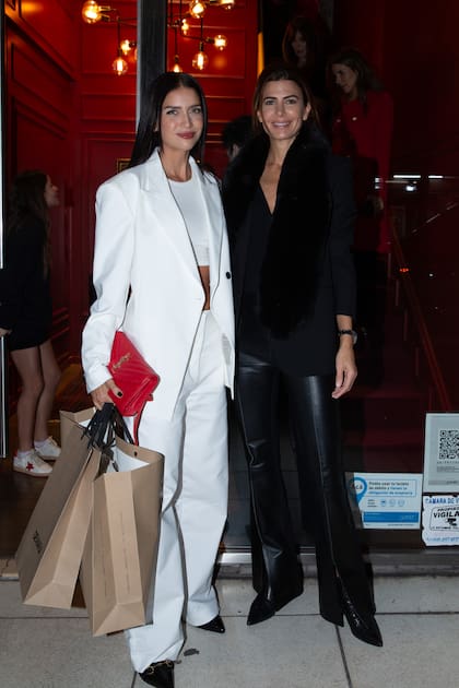 Zaira Nara eligió un traje color blanco hielo (By Neratta) y puso el detalle rojo en una bandolera de Saint Laurent. Justo cuando la modelo partía, Juliana hacía su entrada, y posaron juntas en la puerta.