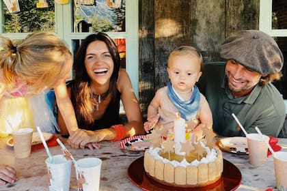 Zaira Nara junto a sus hijos y su marido alrededor de una torta