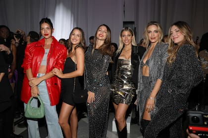 Zaira Nara, Luli Fernández, Pampita, Cande Ruggeri, Emilia Attias y Stephie Demner en la rutilante apertura de Juleriaque en Alcorta Shopping.