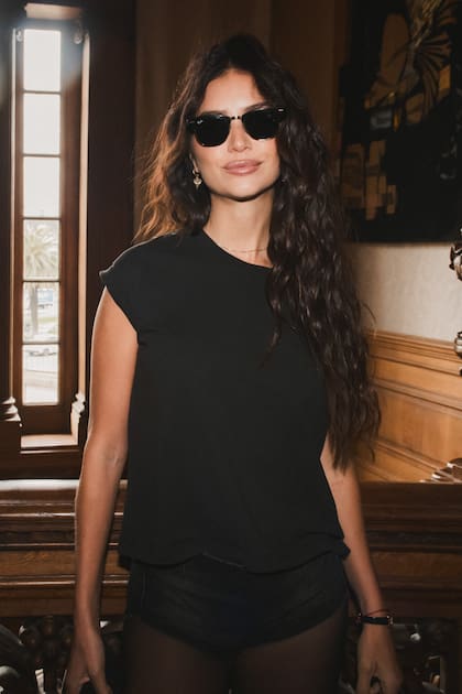 Zaira Nara se inclinó por una estética sobria y elegante, combinando básicos en negro con accesorios discretos y anteojos oscuros