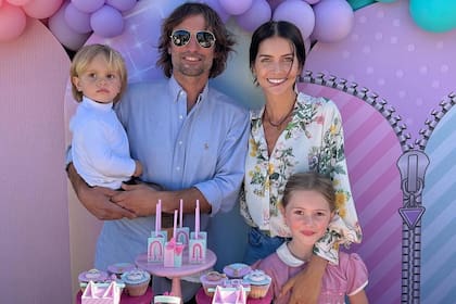 Zaira Nara y Jakob Von Plessen junto a sus hijos Malaika y Viggo