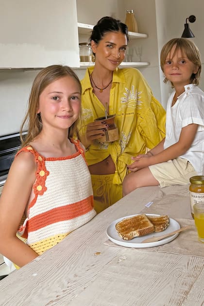 Zaira tiene dos hijos, Malaika y Viggo, de 10 y 6 años respectivamente, fruto de su relación con Jakob von Plessen. “Según como le vaya a la selección argentina, existe la posibilidad de que vuelva a Miami, pero en ese caso los chicos
vienen conmigo”, asegura la conductora, que viajó contratada por DirecTV para conducir su programa de streaming en DGO