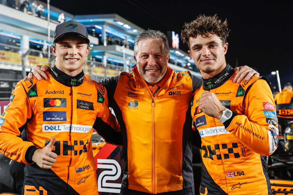 Zak Brown, escoltado por Oscar Piastri y Lando Norris, en el último Gran Premio de Qatar; los "Papaya" consiguieron el título de Constructores, con el apoyo de socios tecnológicos