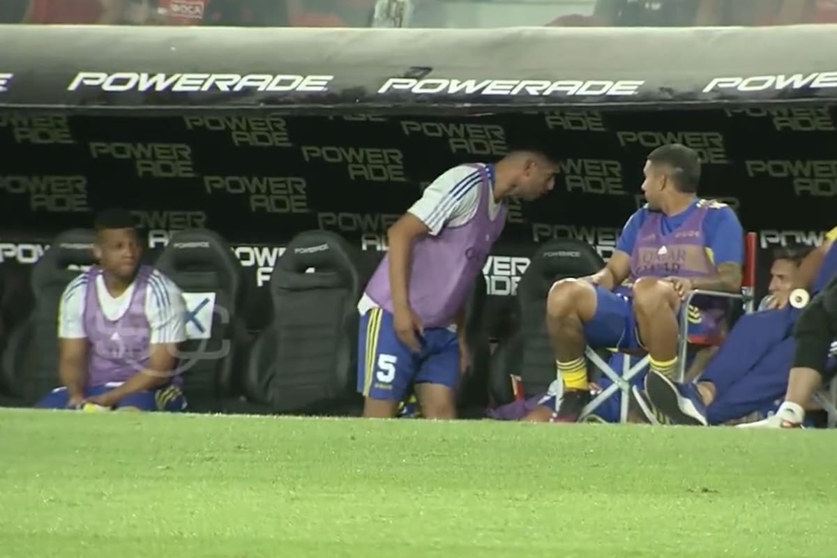 Zambrano le recrimina a Pavón en el banco de suplentes de Boca, que fue puro nerviosismo