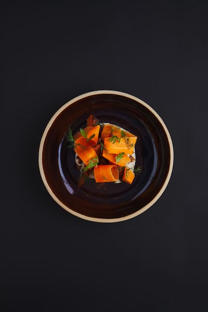 Zanahorias confitadas, puré de girasol, zanahorias fermentadas y eneldo, otro de los platos de Gioia.