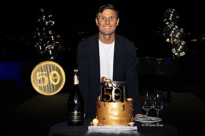 Zanetti posa frente a su torta de cumpleaños confeccionada a base de dulce de leche, su favorita.