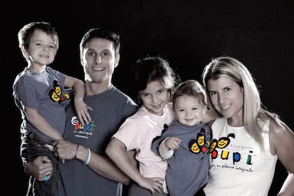 Zanetti y su mujer Paula de la Fuente están juntos hace casi treinta años. Se conocieron en el club Talleres de Remedios de Escalada y desde entonces no se separaron. Aquí, con sus hijos Ignacio, Sol y Tomás -cuando eran chicos- para la Fundación PUPI.