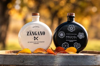 Zángano, la más intensa de las líneas (izquireda) y Fractäl Floral, el primer destilado floral en el mundo (derecha)