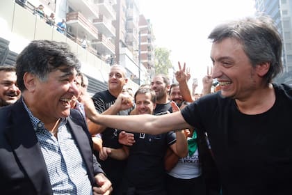 Zannini, sonriente tras su liberación, se encontró con Máximo Kirchner en medio de la marcha hasta Plaza de Mayo