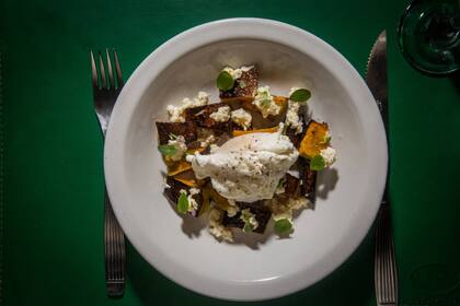 Zapallo en sartén con huevo poche, quesos y hierbas aromáticas.