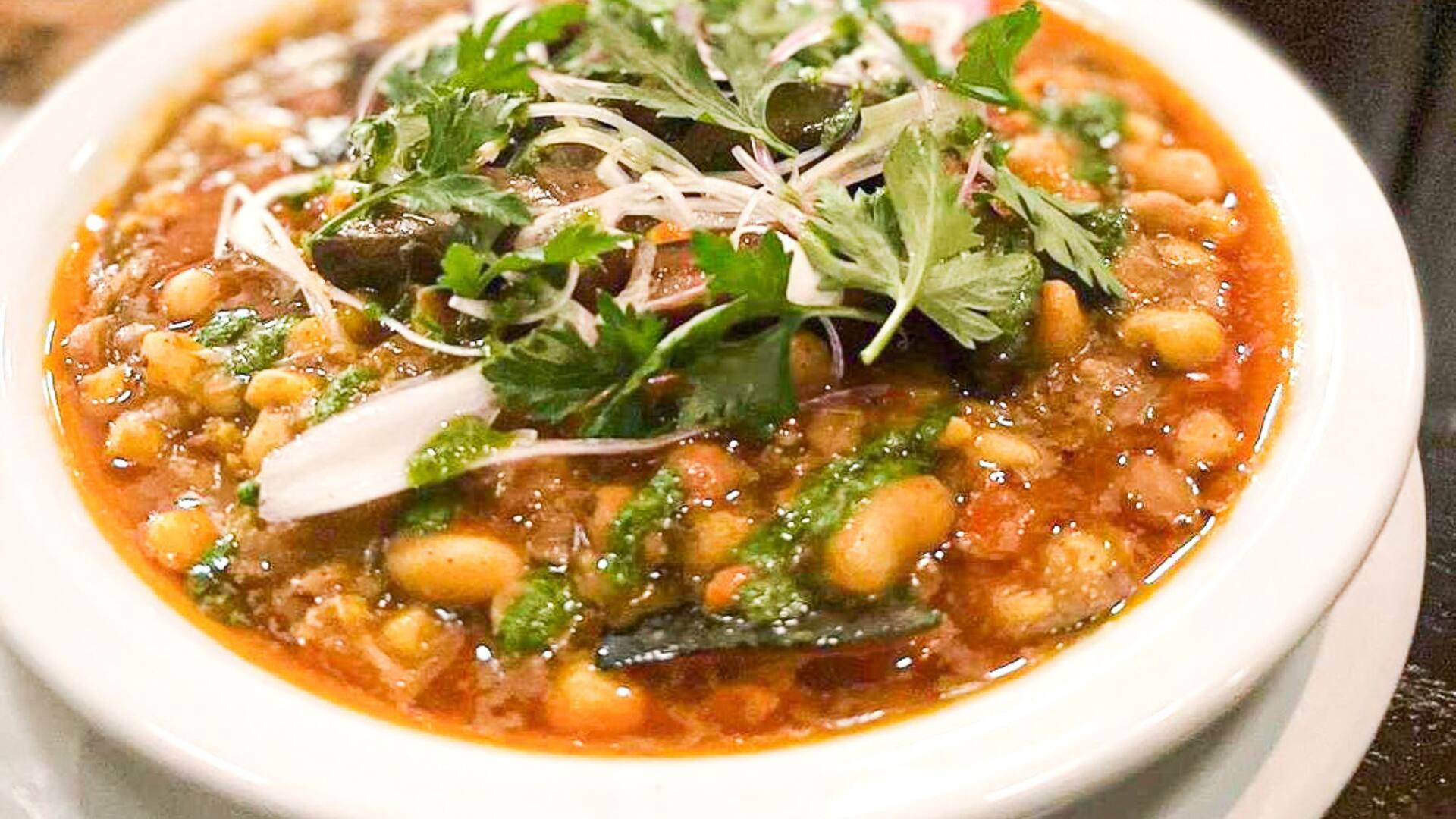 Zapallo, maíz, porotos y ají forman la base del plato