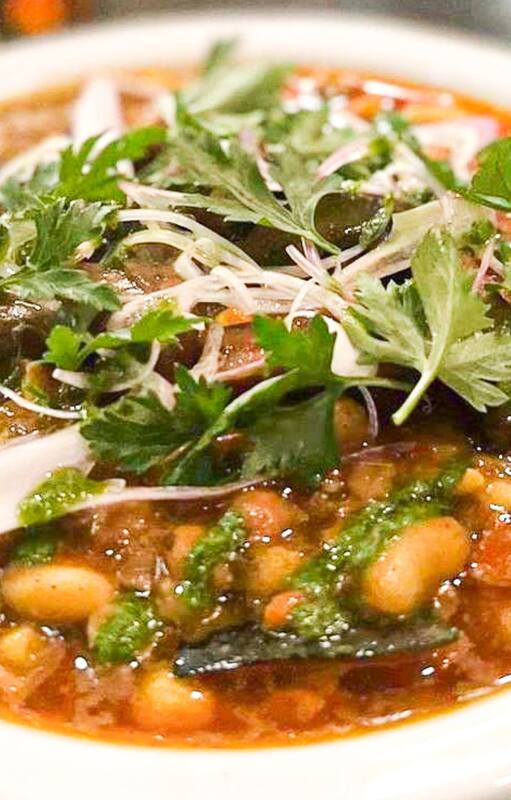 Zapallo, maíz, porotos y ají forman la base del plato