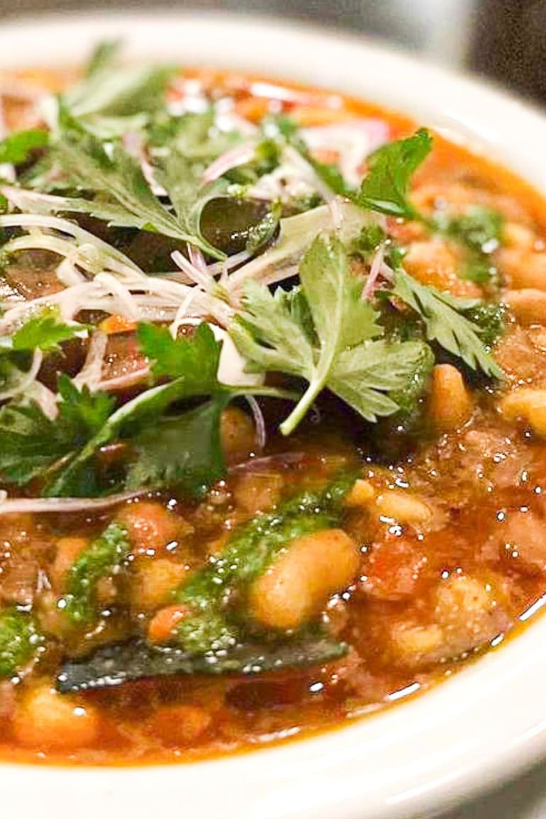 Zapallo, maíz, porotos y ají forman la base del plato