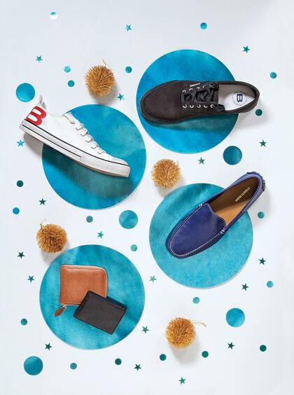 Zapatillas de lona con estampa personalizada (Bensimon). Zapatilla de gabardina vulcanizada (Bensimon). Billeteras de cuero con cierre y clásica plegable (Lazaro). Mocasín en cuero vacuno azul (Etiqueta Negra)
