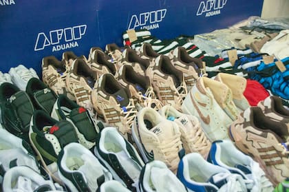 Zapatillas Nike, Adidas y Vans; gorras y bandoleras Supreme; pantalones Nike de la colección Jordan y ropa Balenciaga