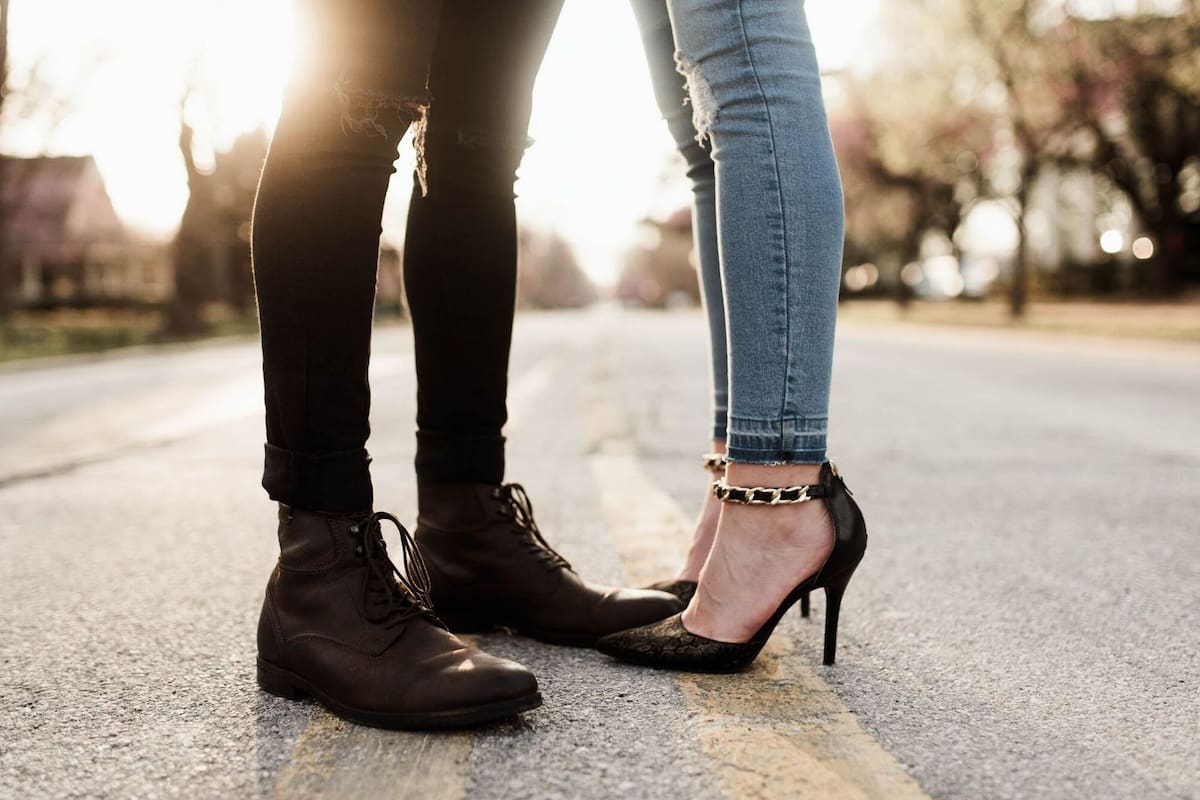 Zapatos apretados y tacos altos son malos aliados para los juanetes