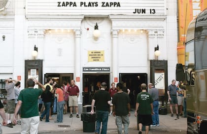 Zappa plays Zappa es el espectáculo que montó su hijo Dweezil, guitarrista, que debió cambiar el nombre por presiones familiares
