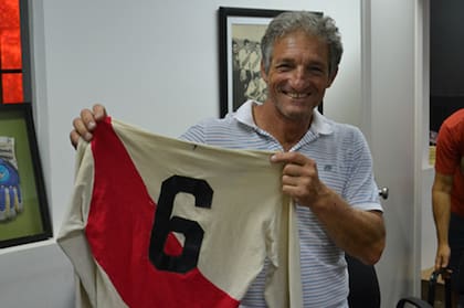 Zappia jugó entre 1975 y 1976 en River, pero no pudo afianzarse en el club y terminó jugando 12 años en Europa entre Austria y Francia