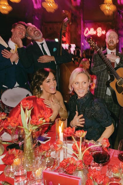 Zara Tindall (con un vestido tejido con mangas abullonadas de Rebecca Vallance) compartió mesa con la presentadora de televisión Natalie Pinkham.