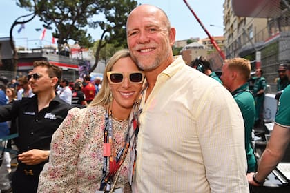 Zara y Mike Tindall. La hija de la princesa Ana de Inglaterra se mostró encantada con los autos.