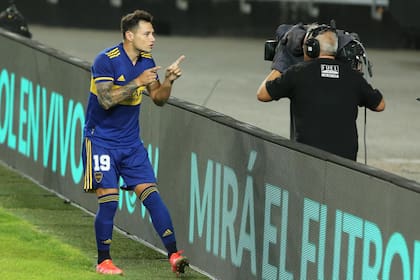 Zárate celebra ante la cámara de TV uno de sus goles a Defensores de Belgrano