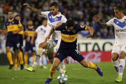 Zárate y Gago luchan por la pelota.