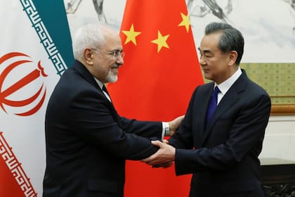 Zarif, el ministro de Relaciones Exteriores iraní, con su par chino Wang Yi, en Pekín
