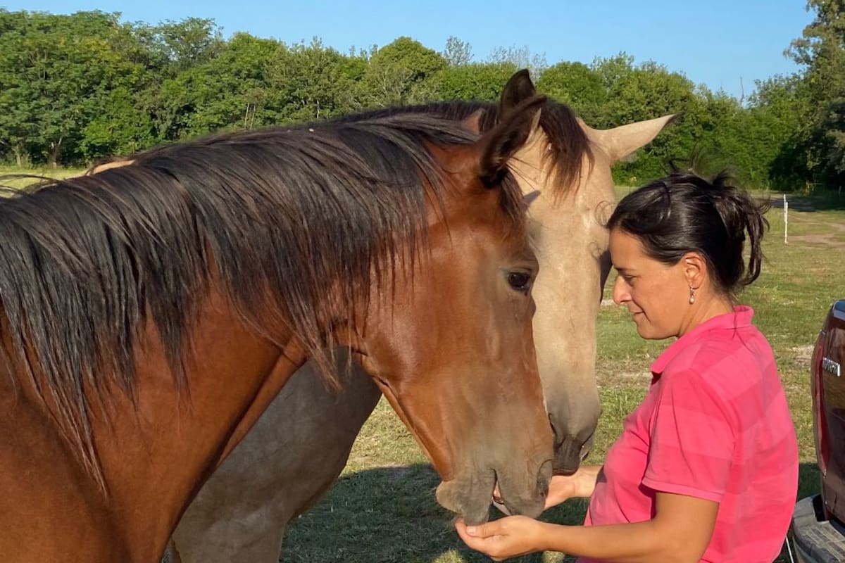 Zarina y Gagushka con Maldonado, la "guardiana" de la raza.