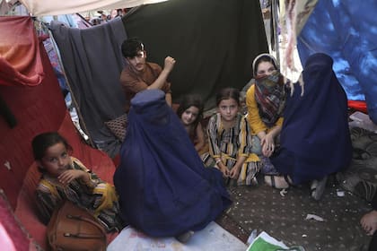 Zarmina Kakar y su familia atrapados por los ataques de los talibanes en su ciudad