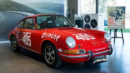 Zasada posó para las fotos con un 911 T de 1966 decorado para la ocasión con las publicidades y colores del auto original con el que Zasada triunfó en 1967