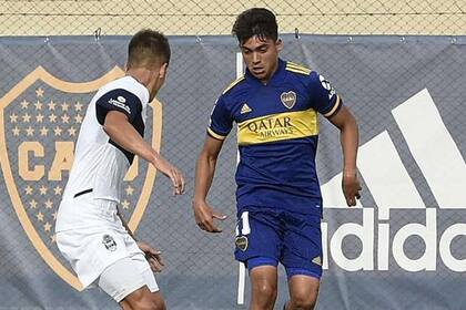 Zeballos desborda, durante un partido de inferiores frente a Gimnasia