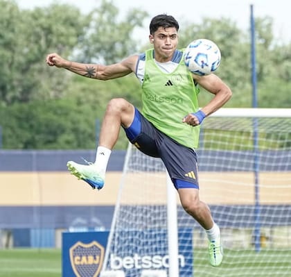 Zeballos en acción, durante la pretemporada 2025 de Boca: uno de los que surgió de las divisiones juveniles del club