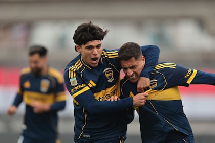 Zeballos festeja con Merentiel luego de darle la asistencia para el 3-1 de Boca ante Barracas Central