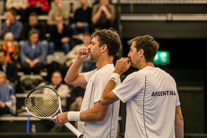 Zeballos y Molteni pensando una jugada durante el punto de dobles ante Noruega