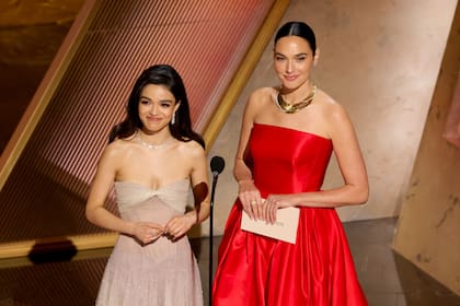 Zegler y Gadot en la entrega de los Oscar de este año
