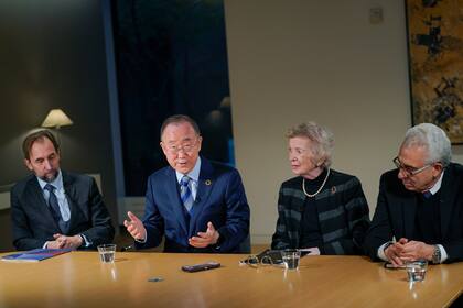 Zeid Raad Al Hussein (a la izquierda), Mary Robinson (segunda desde la derecha) y Ernesto Zedillo (a la derecha) escuchan al exsecretario general de la ONU Ban Ki-moon mientras habla durante una entrevista con The Associated Press, el viernes 4 de noviembre de 2022 en Nueva York. (AP Foto/Mary Altaffer)