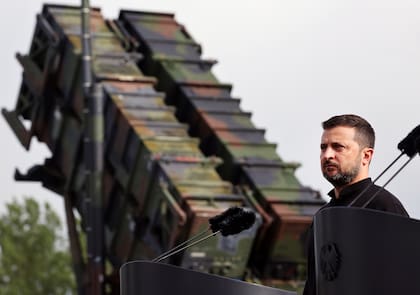 Zelensky ante un sistema de misiles durante una visita a un campo de entrenamiento en Alemania
