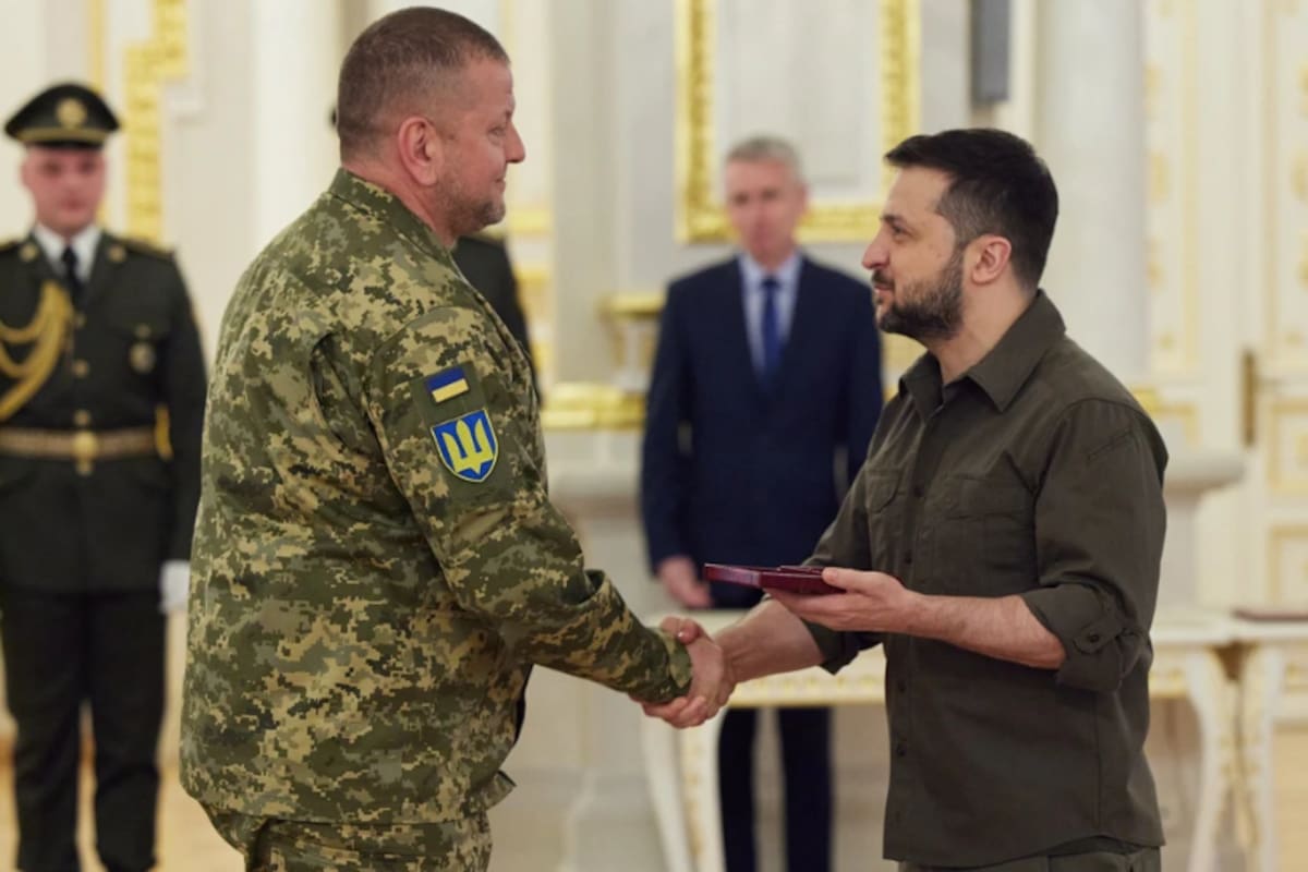 Zelensky, en el pasado, en una condecoración a Zaluzhny