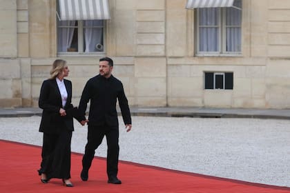 Zelensky llega acompañado pr su esposa Olena a la comida en el Palacio del Elíseo (Ludovic MARIN/AFP)